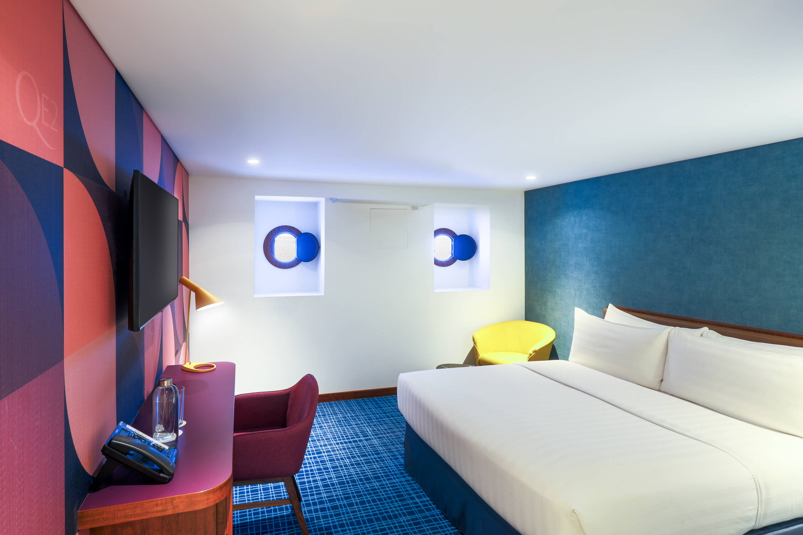 Superior Hotel Room in Dubai Queen Elizabeth 2, Premium Hotel